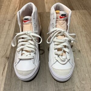 Nike Women’s 10.5 Blazer Mid ‘77 in White/Peach/Summit White/Pink Oxford